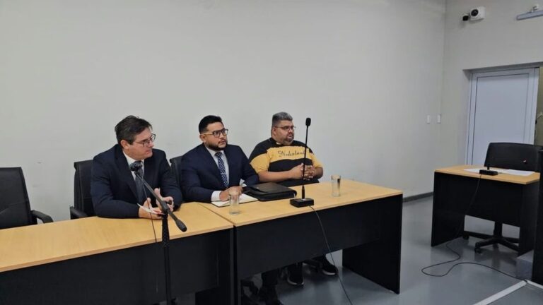 Cristian Nieva junto a sus abogados defensores tras ser absuelto por el jurado popular en Catamarca