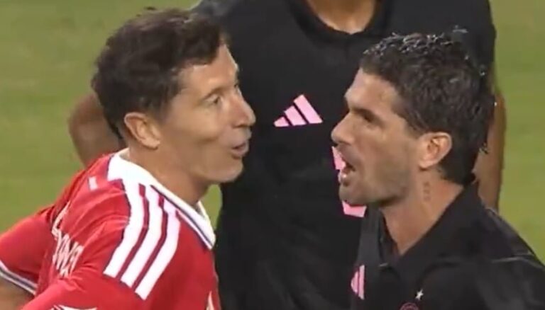 Rodrigo De Paul y Robert Lewandowski durante el partido entre Inter Miami y Chicago Fire