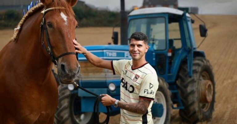 Exequiel Palacios sentado al volante de un tractor durante su presentación en el Ipswich Town