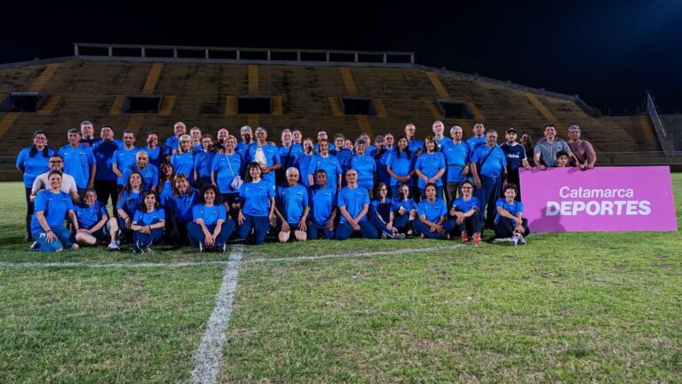 Delegación de deportistas catamarqueños despedida en el Estadio Provincial Bicentenario antes de viajar a San Juan