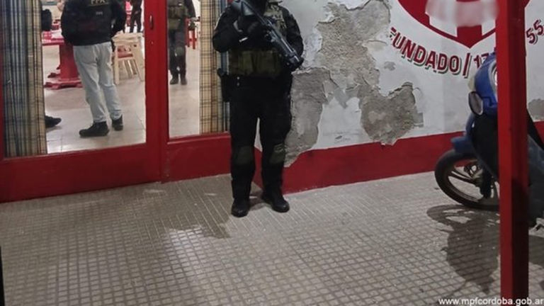 Fuerza Policial Antinarcotráfico de Córdoba durante un allanamiento en Laboulaye