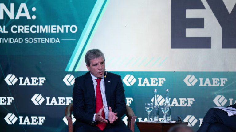 Imagen ilustrativa de documentos financieros y mapas de inundación