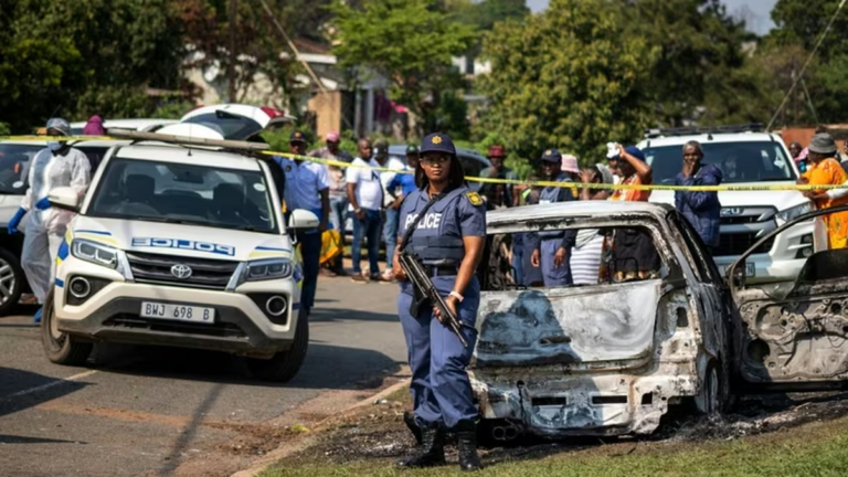 Fuerzas de seguridad en la escena de un tiroteo en Sudáfrica