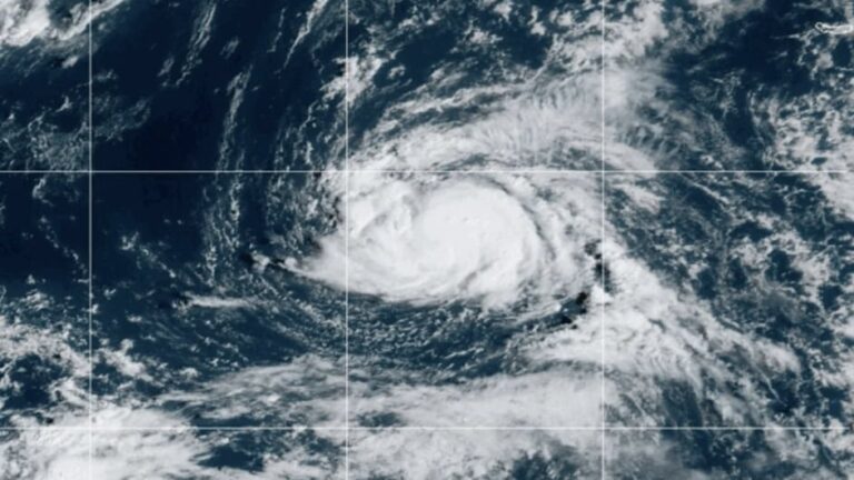 Imagen satelital que muestra la tormenta tropical Fay sobre el océano Atlántico