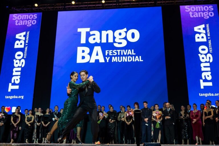 Parejas bailando tango durante el Festival y Mundial Tango BA en Buenos Aires