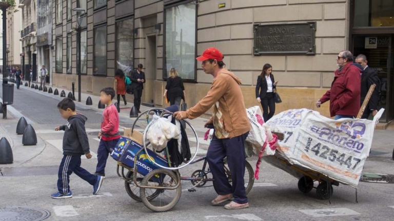 Personas caminando en una calle de Argentina, ilustrando la pobreza urbana