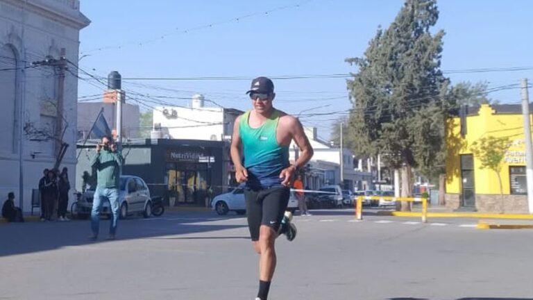 Corredores participando en la prueba atlética 'Pedro Mendoza' en Tinogasta