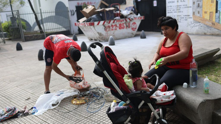 Personas en una calle de Argentina