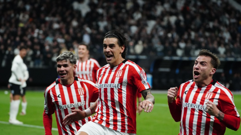 Jugadores de Estudiantes festejan el gol de Alexis Castro ante Corinthians en la Copa Libertadores
