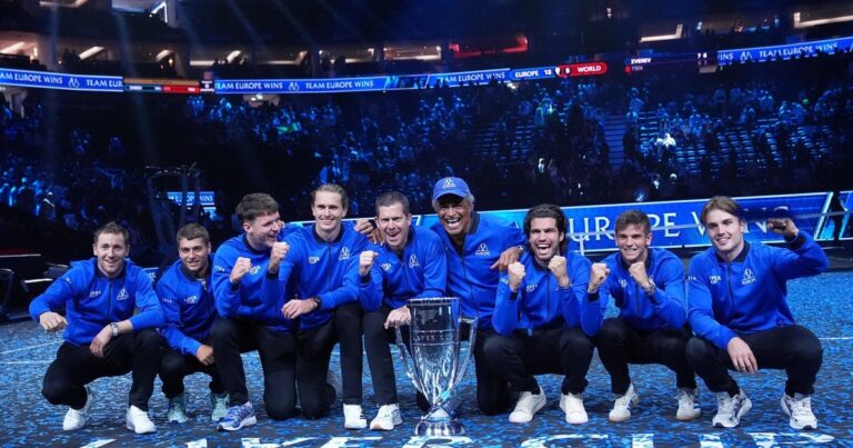 Alexander Zverev celebra con el trofeo de la Laver Cup 2026 en el O2 Arena de Londres