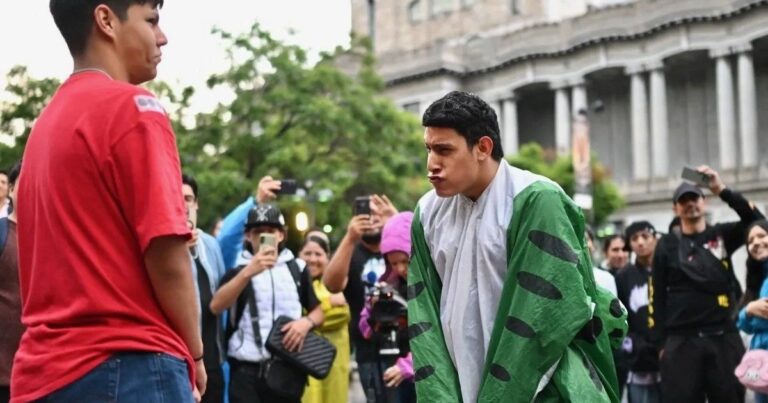 Jóvenes participan en una batalla de farmear aura en un espacio público