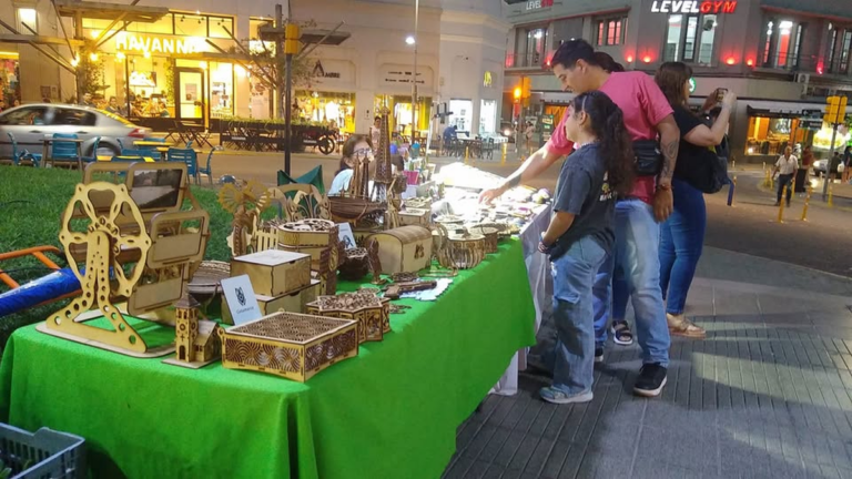 Puesteros y artesanos en la Plaza 25 de Mayo de Catamarca