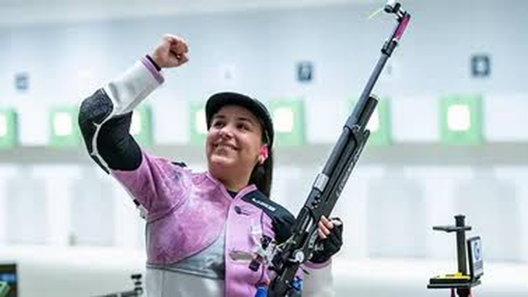 Fernanda Russo, tiradora argentina, durante una competencia de tiro con rifle