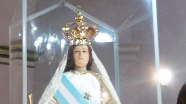Fieles participan de la procesión de Nuestra Señora de la Merced en Villa Dolores