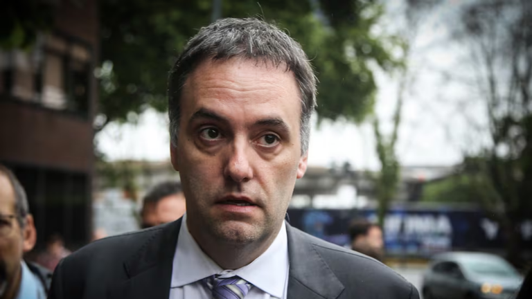 Manuel Adorni, exjefe de Gabinete, durante una conferencia de prensa
