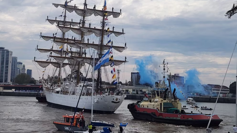 Fragata ARA Libertad atracada en el Apostadero Naval de Buenos Aires tras su 54° Viaje de Instrucción