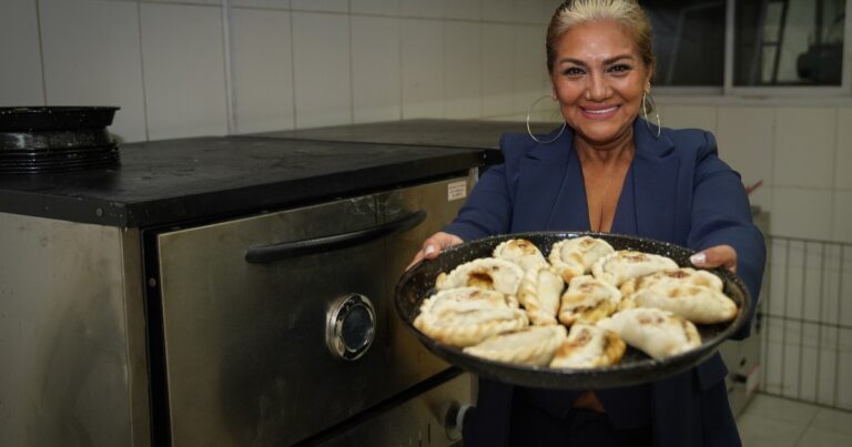 Gladys La Bomba Tucumana en su local de empanadas