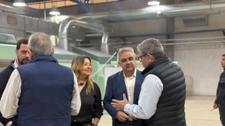 Gobernador Raúl Jalil durante el recorrido por la fábrica Algodonera en El Pantanillo
