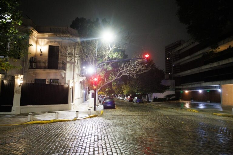 Luminarias peatonales LED en una vereda de la Ciudad de Buenos Aires