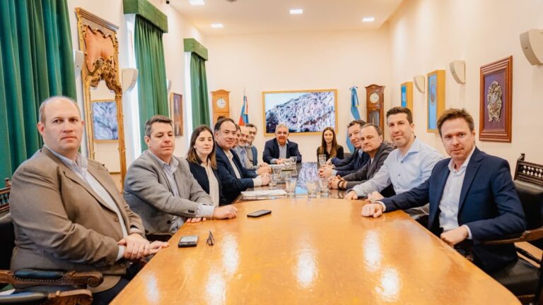 Gobernador Raúl Jalil junto a Martín Rappallini en el Centro de Arte y Tecnología Aplicada