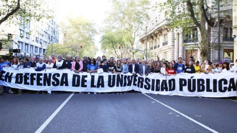 Docentes universitarios en una asamblea