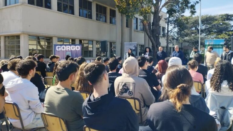 Docentes y nodocentes universitarios durante una clase pública en la vía pública