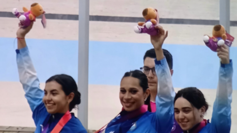 Ciclista catamarqueña Guadalupe Díaz durante la prueba de velocidad por equipos en los Juegos Suramericanos Santa Fe 2026