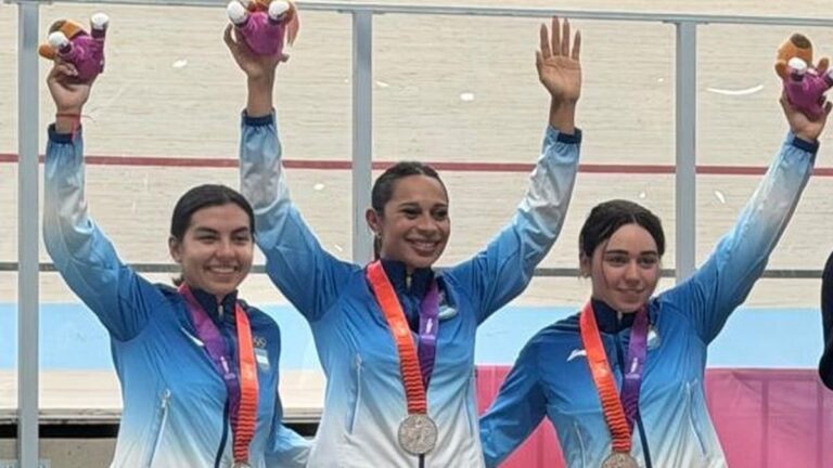 Guadalupe Díaz compitiendo en ciclismo en los Juegos Suramericanos Santa Fe 2026