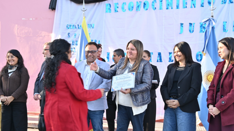 Autoridades y personal de salud durante el acto de reconocimiento en el Hospital de Belén