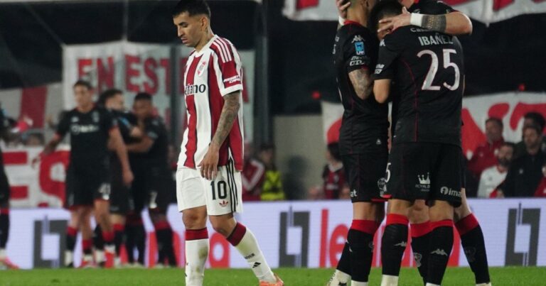 Jugadores de Huracán festejan un gol ante River en el Estadio Monumental
