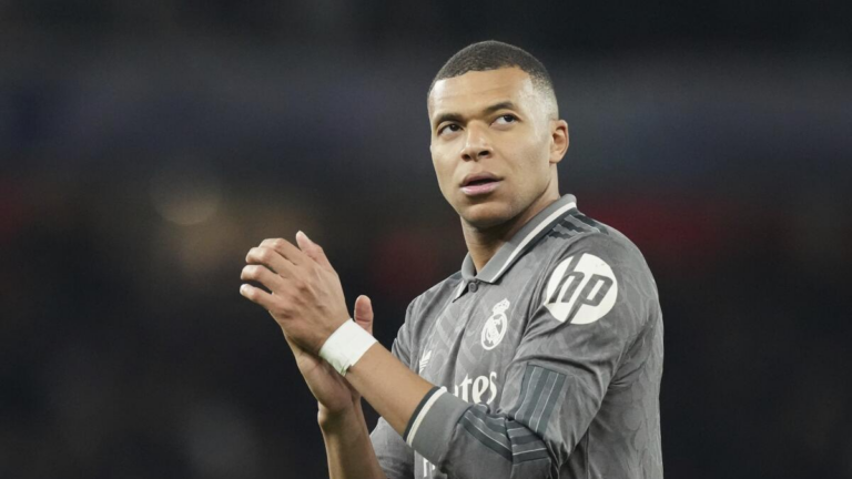 Kylian Mbappé durante un partido de fútbol
