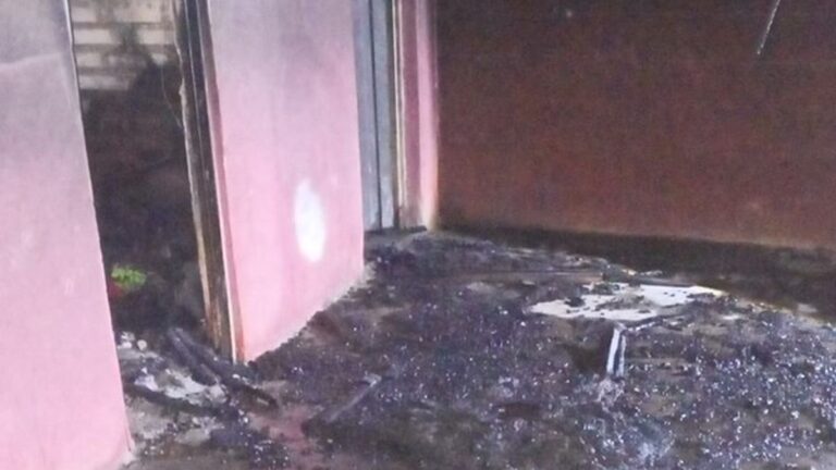 Vivienda con daños materiales totales tras incendio en barrio Hospital de Los Altos