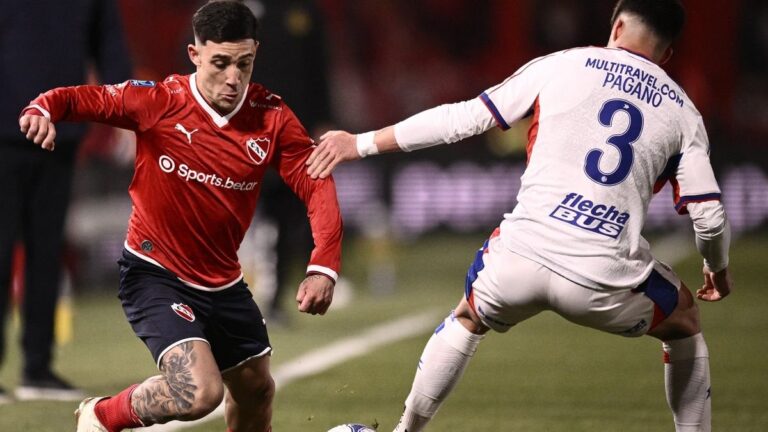 Jugadores de Independiente y San Lorenzo disputando el balón en el estadio Libertadores de América
