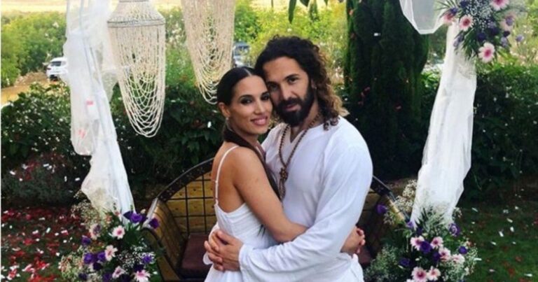 India Martínez junto a su pareja Ismael Vázquez mostrando las ecografías de su bebé