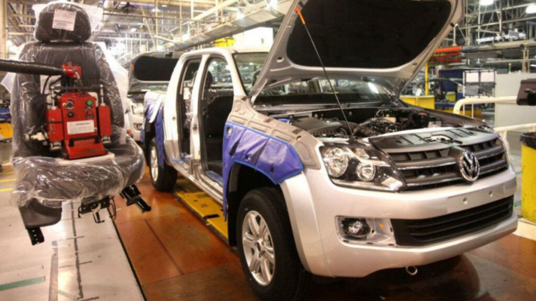 Línea de producción industrial con máquinas en funcionamiento