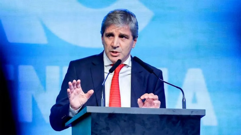 Ministro de Economía Luis Caputo en conferencia de prensa