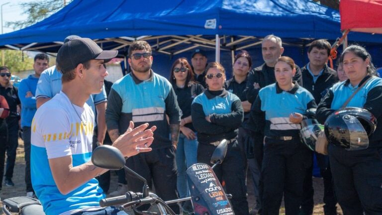 Instructores de motos durante capacitación en pista del CEL en San Fernando del Valle de Catamarca