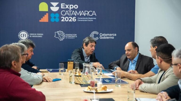 Reunión entre el intendente Gustavo Saadi y autoridades de la FEC