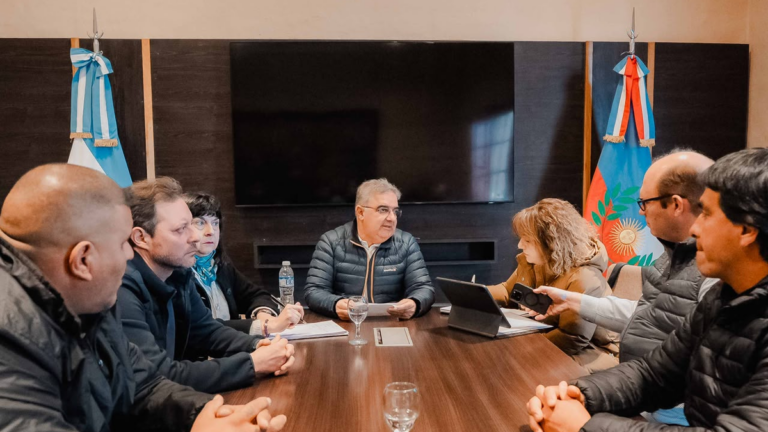 Gobernador Raúl Jalil en reunión con representantes de desocupados de Andalgalá