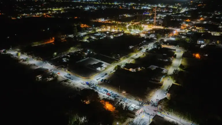 Gobernador Raúl Jalil durante la inauguración de obras de urbanización en Fiambalá