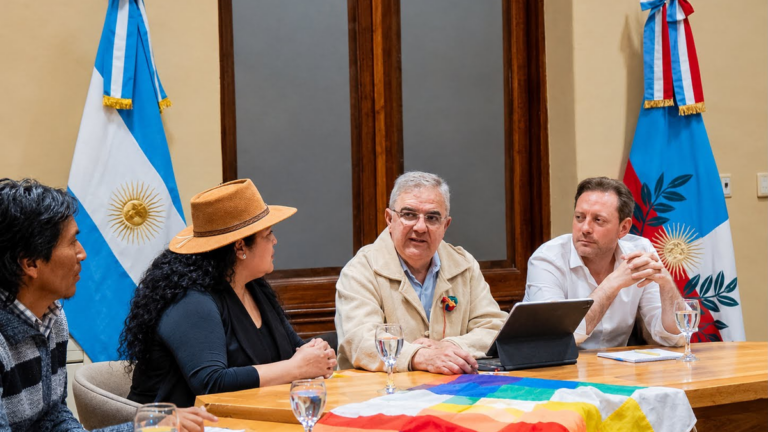 Gobernador Raúl Jalil durante la reunión con caciques de comunidades originarias del norte de Belén