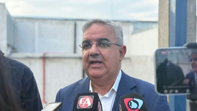 El gobernador Raúl Jalil durante una declaración sobre el Gasoducto Lavalle-Catamarca