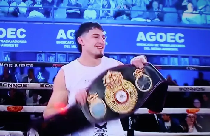 Josué Agüero levanta el brazo tras ganar el título Gold superpluma de la AMB