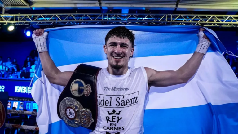 Josué Agüero celebrando su victoria por nocaut técnico en el ring