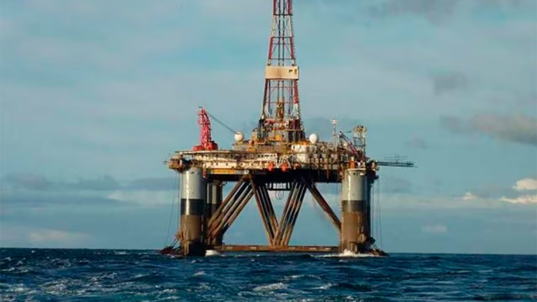 Vista de las Islas Malvinas con plataforma petrolera en el mar