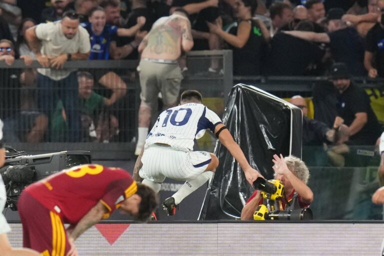 Lautaro Martínez celebrando un gol con la camiseta de Inter de Milán