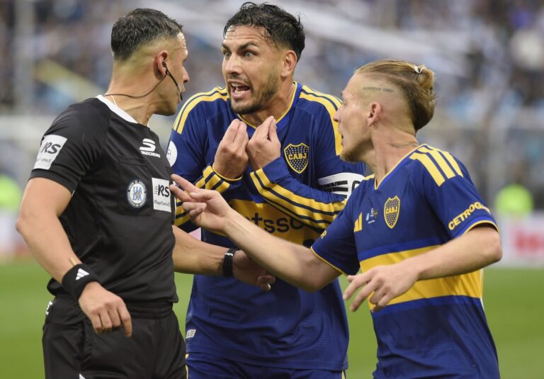 Leandro Paredes, capitán de Boca, discute con el árbitro Andrés Gariano durante el partido contra Racing