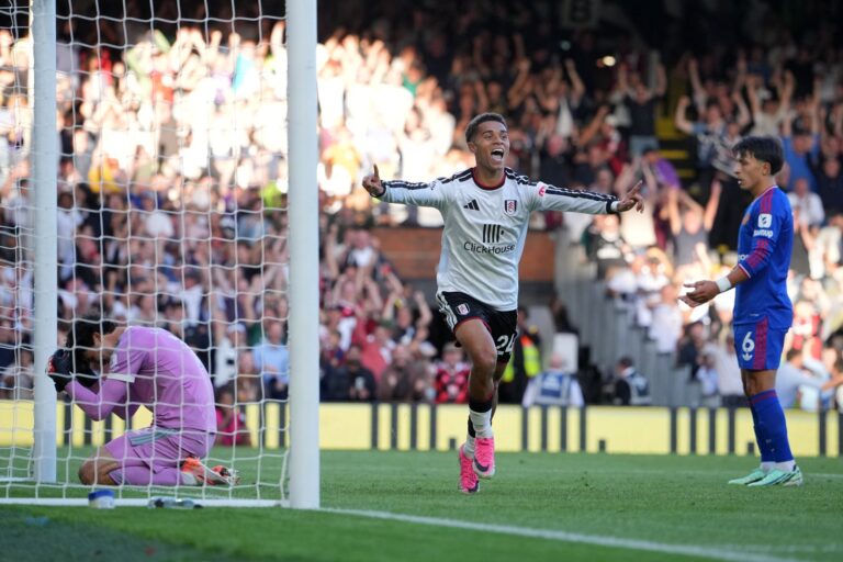 Lisandro Martínez se toma la cara tras marcar un gol en contra en el partido entre Manchester United y Fulham