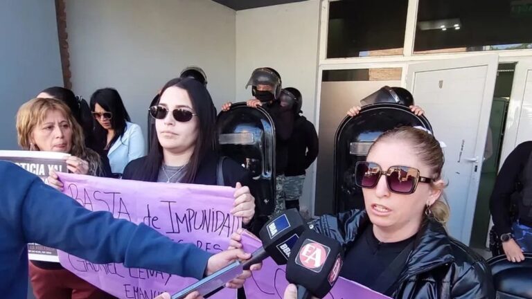 Personas manifestándose frente a Tribunales de Catamarca