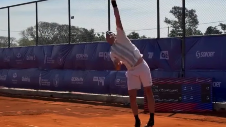 Juan Manuel La Serna durante un partido de tenis en los Juegos Suramericanos Santa Fe 2026